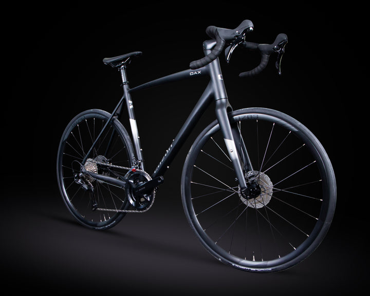 دراجة طريق COZON DAX – تصميم خفيف واحترافي مع مجموعة Shimano 105 كاملة، إطار ألمنيوم خفيف، شوكة ومقود من ألياف الكربون. توفر أداءً ممتازًا للسباقات والرحلات الطويلة، مع سرعة سلسة وتحكم دقيق. مثالية لمحبي الدراجات المحترفين والراغبين في دمج القوة مع خفة الوزن وأداء متفوق على الطرق المختلفة.