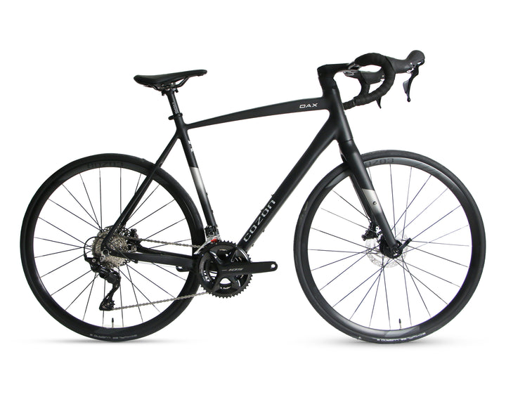 دراجة طريق COZON DAX – تصميم خفيف واحترافي مع مجموعة Shimano 105 كاملة، إطار ألمنيوم خفيف، شوكة ومقود من ألياف الكربون. توفر أداءً ممتازًا للسباقات والرحلات الطويلة، مع سرعة سلسة وتحكم دقيق. مثالية لمحبي الدراجات المحترفين والراغبين في دمج القوة مع خفة الوزن وأداء متفوق على الطرق المختلفة.