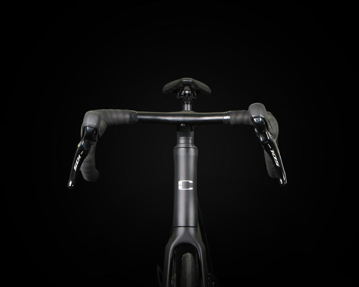 دراجة طريق COZON DAX – تصميم خفيف واحترافي مع مجموعة Shimano 105 كاملة، إطار ألمنيوم خفيف، شوكة ومقود من ألياف الكربون. توفر أداءً ممتازًا للسباقات والرحلات الطويلة، مع سرعة سلسة وتحكم دقيق. مثالية لمحبي الدراجات المحترفين والراغبين في دمج القوة مع خفة الوزن وأداء متفوق على الطرق المختلفة.