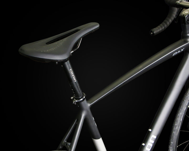 دراجة طريق COZON DAX – تصميم خفيف واحترافي مع مجموعة Shimano 105 كاملة، إطار ألمنيوم خفيف، شوكة ومقود من ألياف الكربون. توفر أداءً ممتازًا للسباقات والرحلات الطويلة، مع سرعة سلسة وتحكم دقيق. مثالية لمحبي الدراجات المحترفين والراغبين في دمج القوة مع خفة الوزن وأداء متفوق على الطرق المختلفة.