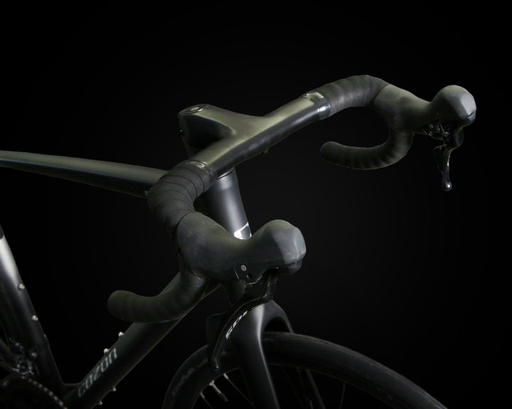 دراجة طريق COZON DAX – تصميم خفيف واحترافي مع مجموعة Shimano 105 كاملة، إطار ألمنيوم خفيف، شوكة ومقود من ألياف الكربون. توفر أداءً ممتازًا للسباقات والرحلات الطويلة، مع سرعة سلسة وتحكم دقيق. مثالية لمحبي الدراجات المحترفين والراغبين في دمج القوة مع خفة الوزن وأداء متفوق على الطرق المختلفة.
