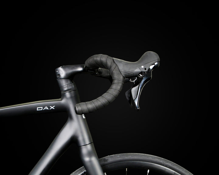 دراجة طريق COZON DAX – تصميم خفيف واحترافي مع مجموعة Shimano 105 كاملة، إطار ألمنيوم خفيف، شوكة ومقود من ألياف الكربون. توفر أداءً ممتازًا للسباقات والرحلات الطويلة، مع سرعة سلسة وتحكم دقيق. مثالية لمحبي الدراجات المحترفين والراغبين في دمج القوة مع خفة الوزن وأداء متفوق على الطرق المختلفة.