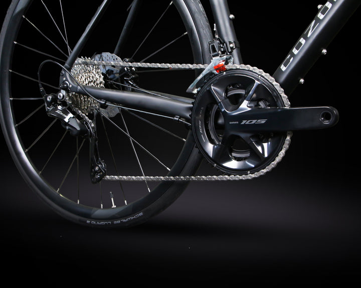 دراجة طريق COZON DAX – تصميم خفيف واحترافي مع مجموعة Shimano 105 كاملة، إطار ألمنيوم خفيف، شوكة ومقود من ألياف الكربون. توفر أداءً ممتازًا للسباقات والرحلات الطويلة، مع سرعة سلسة وتحكم دقيق. مثالية لمحبي الدراجات المحترفين والراغبين في دمج القوة مع خفة الوزن وأداء متفوق على الطرق المختلفة.
