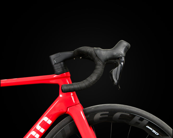 دراجة COZON EDGE Carbon Road Bike مع ناقل حركة كهربائي ومجموعة Shimano 105، توفر أداءً فائقاً وخفة عالية للطرق الطويلة والسباقات، مثالية لعشاق السرعة والدراجات الاحترافية.