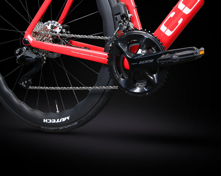 دراجة COZON EDGE Carbon Road Bike مع ناقل حركة كهربائي ومجموعة Shimano 105، توفر أداءً فائقاً وخفة عالية للطرق الطويلة والسباقات، مثالية لعشاق السرعة والدراجات الاحترافية.